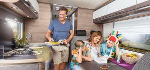Familie im Wohnmobil