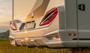 Hinterer Außenanblick von einem Wohnmobil