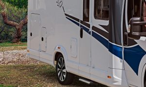 Seitlicheraußenanblick von einem Wohnmobil
